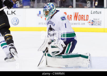 Le 26 février 2012 - Dallas, Texas, US - Gardien Roberto Luongo Canucks de Vancouver (1) au cours de l'action entre les Stars de Dallas et les Canucks de Vancouver. Dallas bat Vancouver 3-2 en prolongation à l'American Airlines Center. (Crédit Image : © Andrew Dieb/ZUMAPRESS.com)/Southcreek Banque D'Images