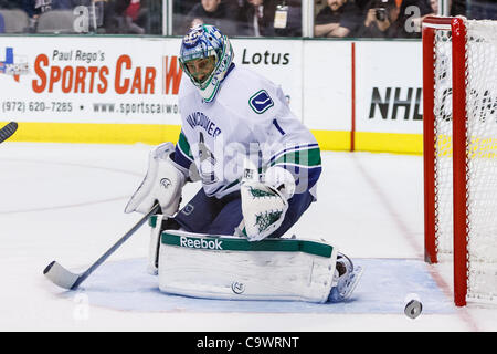 Le 26 février 2012 - Dallas, Texas, US - Gardien Roberto Luongo Canucks de Vancouver (1) au cours de l'action entre les Stars de Dallas et les Canucks de Vancouver. Dallas bat Vancouver 3-2 en prolongation à l'American Airlines Center. (Crédit Image : © Andrew Dieb/ZUMAPRESS.com)/Southcreek Banque D'Images