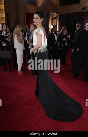 Le 26 février 2012 - Hollywood, Californie, États-Unis - Sandra Bullock arrive dans un noir et blanc robe Marchesa Oscar sur le tapis rouge à la 84e Academy Awards, les Oscars, à l'Hollywood & Highland Center. (Crédit Image : © Lisa O'Connor/ZUMAPRESS.com) Banque D'Images