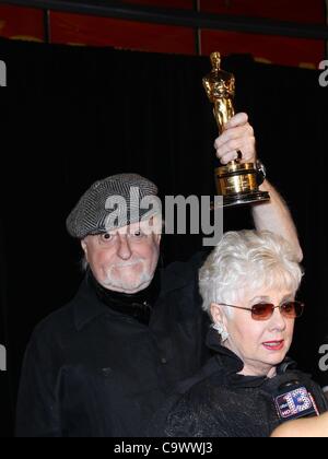 Marty Ingels, Shirley Jones aux arrivées pour l'Oscar Viewing Party at the Palms, Palms Casino Resort Hotel, Las Vegas, NV le 26 février 2012. Photo par : MORA/Everett Collection Banque D'Images