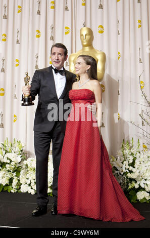 Le 26 février 2012 - Hollywood, Californie, États-Unis - l'actrice Natalie Portman (R) pose avec Jean Dujardin (L), lauréat du Prix du Meilleur Acteur pour &amp ;# 39;l'artiste,&amp ;# 39 ; dans la salle de presse au 84e congrès annuel de l'Academy Awards qui a eu lieu au Hollywood & Highland Center, à Hollywood, Californie. (Credi Banque D'Images