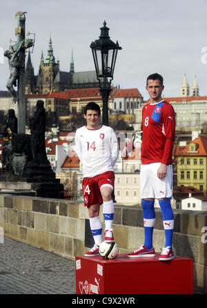 Joueurs de football tchèque Vaclav Pilar et Tomas Pekhart a présenté le nouveau maillot national tchèque collection à pont Charles, dans le centre de Prague, en République tchèque, le 27 février 2012. (CTK Photo/Vit Simanek) Banque D'Images