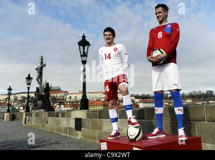 Joueurs de football tchèque Vaclav Pilar (à gauche) et Tomas Pekhart a présenté le nouveau maillot national tchèque collection à pont Charles, dans le centre de Prague, en République tchèque, le 27 février 2012. (CTK Photo/Vit Simanek) Banque D'Images