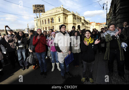 Les étudiants de faculté des Arts (Université Charles) manifester devant le bâtiment de la Faculté. Cette protestation est une partie de l'importante réforme anti-manifestation appelée la semaine de troubles, qu'exprimer le désaccord avec les réformes de l'éducation. Prague, République tchèque, lundi, le 2 février 2012. (CTK Banque D'Images