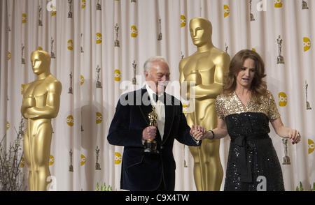 Le 26 février 2012 - Hollywood, Californie, États-Unis - Actrice Melissa Leo pose avec l'acteur Christopher Plummer, lauréat du Prix du Meilleur Acteur pour "débutants", dans la salle de presse au 84e congrès annuel de l'Academy Awards tenue au Hollywood & Highland Center à Hollywood, Californie. (Crédit Image : © Arm Banque D'Images