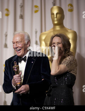 Le 26 février 2012 - Hollywood, Californie, États-Unis - Actrice Melissa Leo pose avec l'acteur Christopher Plummer, lauréat du Prix du Meilleur Acteur pour "débutants", dans la salle de presse au 84e congrès annuel de l'Academy Awards tenue au Hollywood & Highland Center à Hollywood, Californie. (Crédit Image : © Arm Banque D'Images