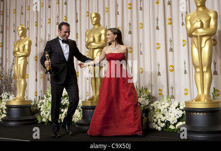 Le 26 février 2012 - Hollywood, Californie, États-Unis - l'actrice Natalie Portman (R) pose avec Jean Dujardin (L), lauréat du Prix du Meilleur Acteur pour "l'artiste", dans la salle de presse au 84e congrès annuel de l'Academy Awards tenue au Hollywood & Highland Center à Hollywood, Californie. (Crédit Image : © Armando Ar Banque D'Images