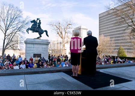 27 février 2012 - Nashville, TN, USA - avec son épouse Callista à son côté, Newt Gingrich campagnes à un rallye sur les étapes de l'est du State Capitol. Banque D'Images