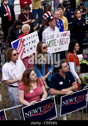 27 février 2012 - Nashville, TN, USA - Newt Gingrich partisans attendre le début d'un rassemblement électoral à l'est pas du State Capitol. Banque D'Images