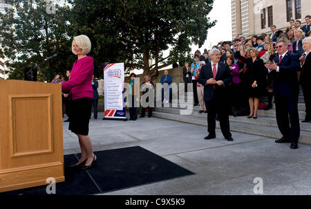 27 février 2012 - Nashville, TN, USA - Callista Gingrich introduit son mari lors d'un rassemblement électoral à l'est pas du State Capitol. Banque D'Images