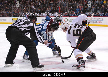 27 février 2012 - Denver, Colorado, États-Unis - Colorado Avalanche aile droite Peter Mueller (88) doit affronter le centre d'Anaheim Nick Bonino (63) dans la deuxième période. Après deux périodes de jeu le score est à égalité 1-1. L'Avalanche du Colorado a accueilli les Anaheim Ducks au Pepsi Center de Den Banque D'Images