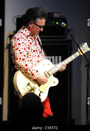 27 février 2012 - Wilmington (Caroline du Nord), USA - guitariste LEO MORAN de la bande l a vu les médecins effectue vivre comme leur tour 2012 fait un arrêt à la Brooklyn Arts Centre. Copyright 2012 Jason Moore. (Crédit Image : © Jason Moore/ZUMAPRESS.com) Banque D'Images