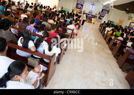 Lapu-Lapu City, Philippines, 26/02/2012 : 200 à 300 bébés baptisés dans un seul 3 heure cérémonie à Mactan Air Base Chapelle. Banque D'Images