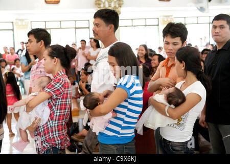 Lapu-Lapu City, Philippines, 26/02/2012 : 200 à 300 bébés baptisés dans un seul 3 heure cérémonie à Mactan Air Base Chapelle. Banque D'Images