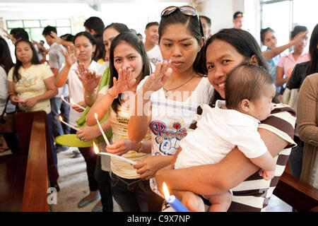 Lapu-Lapu City, Philippines, 26/02/2012 : 200 à 300 bébés baptisés dans un seul 3 heure cérémonie à Mactan Air Base Chapelle. Banque D'Images