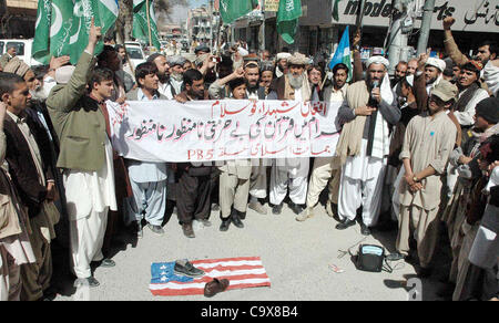 Les partisans du Jamat-e-Islami (JI) protestent contre la profanation du Saint Coran à Kaboul, au cours de la démonstration à Quetta le mardi 28 février 2012. Banque D'Images