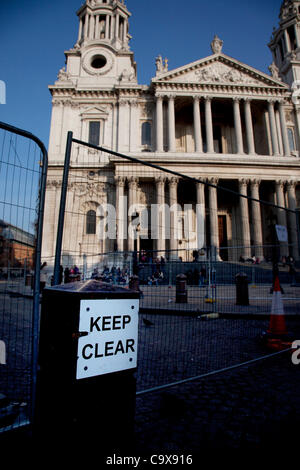 Panneau disant 'Clear'.effacée Occupy London OLSX site à la Cathédrale St Paul. Le 28 février l'occupation du site de démonstration anti-capitaliste a été effacée et le mardi matin était les pavés pour la première fois depuis octobre 2011. Banque D'Images