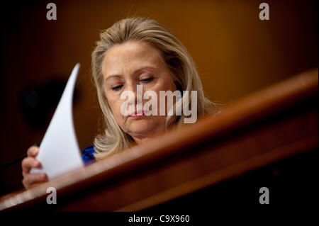 28 févr. 2012 - Washington, District of Columbia, États-Unis - Le secrétaire d'État américaine Hillary Clinton témoigne sur l'AF2013 Dept. d'État et les activités à l'étranger budget avant le Sénat Comité de crédits sur la colline du Capitole mardi. (Crédit Image : ©/ZUMAPRESS.com) Marovich Pete Banque D'Images