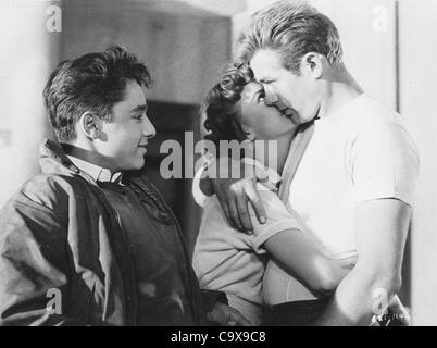 JAMES DEAN avec Natalie Wood et Sal Mineo.Rebel without a Cause 1955.Fourni par Photos, inc.(Image Crédit : Â© fourni par Globe Photos, Inc/Globe Photos/ZUMAPRESS.com) Banque D'Images