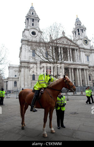 Occupy LSX, St Paul's Cathedral, London, UK. La Police à cheval 28.02.2012 la patrouille tranquille est parfait pour de la Cathédrale St Paul après les manifestants ont été expulsés dans les premières heures du matin, la rupture du camp où les manifestants avaient passé plus de 100 jours. Banque D'Images