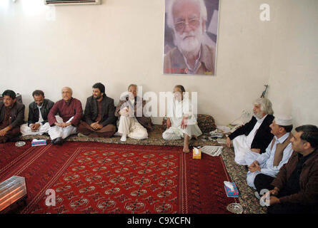 Jamhori Watan (GTM), Talal président Akbar Bugti en réunion avec Arif Alvi Chef du Tehreek-e-Insaf (PTI), délégation à la maison à Quetta Bugti mercredi, 29 février 2012. Banque D'Images