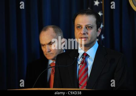 29 février 2012 - Manhattan, New York, États-Unis - PREET BHARARA Procureur et le commissaire de la POLICE DE RAYMOND KELLY annoncer des accusations contre 36 défendeurs, y compris dix médecins et trois avocats, qui auraient été impliqués dans un processus systématique visant à escroquer les compagnies privées d'assurance de plus de 275 millions de l'UEDN Banque D'Images