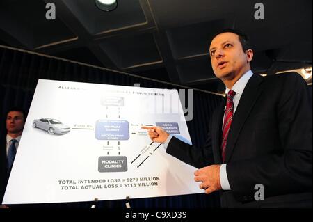 29 février 2012 - Manhattan, New York, États-Unis - PREET BHARARA Procureur et le commissaire de la POLICE DE RAYMOND KELLY annoncer des accusations contre 36 défendeurs, y compris dix médecins et trois avocats, qui auraient été impliqués dans un processus systématique visant à escroquer les compagnies privées d'assurance de plus de 275 millions de l'UEDN Banque D'Images