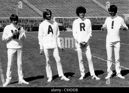 Jun 29, 1967 ; Londres, Royaume-Uni ; PETER TORK, MICKY DOLENZ, Davy Jones, et Mike NESMITH dans une scène de protestation de leur nouveau film. (Crédit Image : © Keystone Photos USA/ZUMAPRESS.com) Banque D'Images