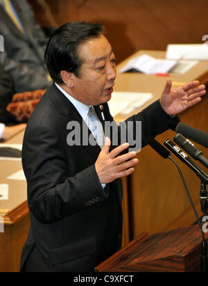 Le 29 février 2012, Tokyo, Japon - Le Premier Ministre japonais Yoshihiko Noda des gestes aussi il répond à Sadakazu Tanigaki, président du Parti libéral-démocrate, au cours d'un régime de l'heure des questions de la chambre haute à Tokyo le mercredi 29 février, 2012. Le premier débat de 2012 entre les deux Banque D'Images