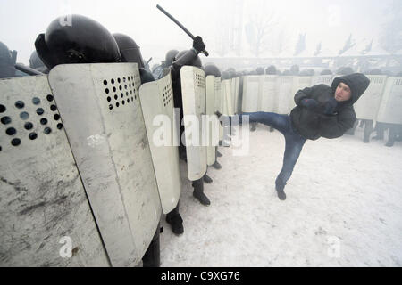 29 février 2012 - St.-Petersburg, Russie - Février 29,2012. Saint-pétersbourg, Russie. La police anti-émeute russe a effectué l'entraînement à l'exercice pour prévenir les troubles civils qui peuvent se produire pendant et après le 4 mars élections présidentielles en Russie. ..Photo : agents de police anti-émeute au cours de l'exercice. (Crédit de droit Banque D'Images