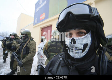 29 février 2012 - St.-Petersburg, Russie - Février 29,2012. Saint-pétersbourg, Russie. La police anti-émeute russe a effectué l'entraînement à l'exercice pour prévenir les troubles civils qui peuvent se produire pendant et après le 4 mars élections présidentielles en Russie. ..Photo : agents de police anti-émeute au cours de l'exercice. (Crédit de droit Banque D'Images