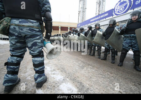 29 février 2012 - St.-Petersburg, Russie - Février 29,2012. Saint-pétersbourg, Russie. La police anti-émeute russe a effectué l'entraînement à l'exercice pour prévenir les troubles civils qui peuvent se produire pendant et après le 4 mars élections présidentielles en Russie. ..Photo : agents de police anti-émeute au cours de l'exercice. (Crédit de droit Banque D'Images