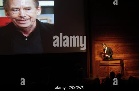 L'acteur britannique Jeremy Irons parle pendant la soirée du souvenir pour la fin le président tchèque Vaclav Havel dans le prestigieux Royal Institute of British Architects à Londres, Grande-Bretagne, le Mercredi, Février 29, 2012. (Photo/CTK Jakub Dospiva) Banque D'Images