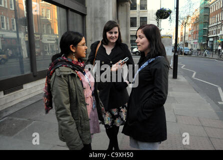 Londres, Royaume-Uni. Le 01/03/12. Journaliste de la BBC, Saadya Shamsuddin, demande au public de poser une question au maire de Londres, Boris Johnson. Les questions seront posées à Boris dans le Vanessa Feltz show sur BBC Radio 94,9. Banque D'Images