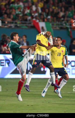 1 mars 2012 - Miami Gardens, Florida, United States of America - un joueur mexicain frappe la balle comme 21€™attaquant Jackson Martâ nez un percuteur à partir de la Colombie-Britannique essaie de diriger la balle pendant le match entre le Mexique et la Colombie au Sun Life Stadium de Miami Gardens, FL. (Crédit Image : © Ben Hicks/S Banque D'Images