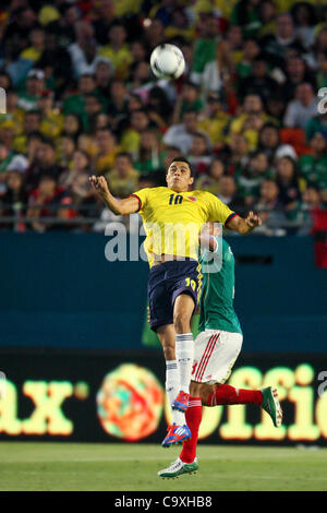 29 février 2012 - Miami Gardens, Florida, United States of America - 10 Juan Guillermo Cuadrado de Colombie-Britannique se dirige la balle pendant le match entre le Mexique et la Colombie au Sun Life Stadium de Miami Gardens, FL. (Crédit Image : © Ben Hicks/Southcreek/ZUMAPRESS.com) Banque D'Images