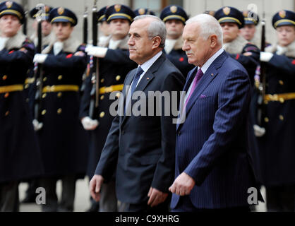 Le président tchèque Vaclav Klaus, droite, et son homologue libanais Michel Sleimane représenté au cours d'une cérémonie de bienvenue au Château de Prague le 1er mars 2012, en République tchèque. (Photo/CTK Michal Kamaryt) Banque D'Images