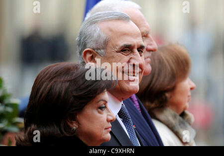 Le président tchèque Vaclav Klaus et son épouse Livia, droite, et son homologue libanais Michel Sleimane avec sa femme Vafaa photographié au cours d'une cérémonie de bienvenue au Château de Prague le 1er mars 2012, en République tchèque. (Photo/CTK Michal Kamaryt) Banque D'Images