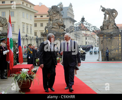 Le président tchèque Vaclav Klaus, droite, et son homologue libanais Michel Sleimane représenté au cours d'une cérémonie de bienvenue au Château de Prague le 1er mars 2012, en République tchèque. (Photo/CTK Michal Kamaryt) Banque D'Images