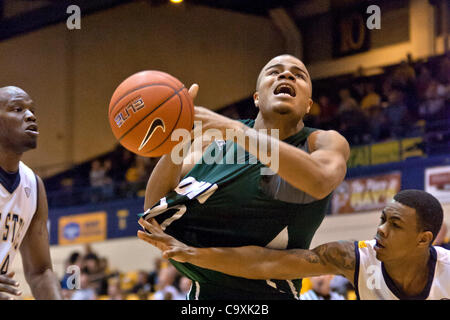 29 février 2012 - Kent, Ohio, États-Unis - Kent State guard Eric Gaines (1) frappe le ballon loin de l'Ohio Keely Reggie (30) au cours de la seconde moitié. La Kent State Golden Flashes défait l'Ohio Bobcats 68-61 dans le jeu joué au Centre MAC à Kent, Ohio. (Crédit Image : © Frank Jansky/Southcr Banque D'Images