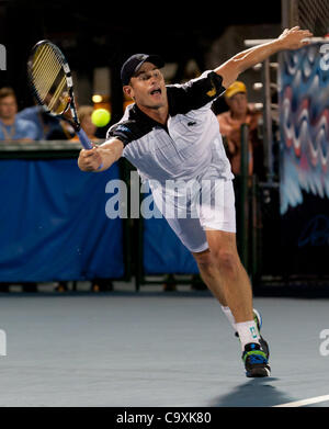 1 mars 2012 - Delray Beach, Floride, États-Unis - Andy Roddick (USA) renvoie la balle à D. Istomin (UZB) au cours de la 2012 Delray Beach International Tennis Championship. Roddick a gagné 6-4, 7-5. (Crédit Image : © Andrew Patron/ZUMAPRESS.com) Banque D'Images