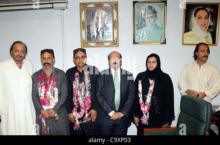 Le Ministre en chef du Sindh, Syed Qaim Ali Shah dans photo de groupe avec des sénateurs élus, Saeed Ghani, Aijaz Dhamra et Saher Kamran au cours de réunion à Karachi le Vendredi, Mars 02, 2012. Banque D'Images