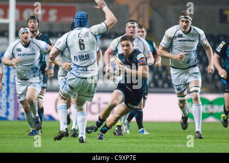 Ospreys v Glasgow Rabodirect PRO12 au Liberty Stadium de Swansea : Rhys Webb sur les frais pour les Ospreys. Banque D'Images