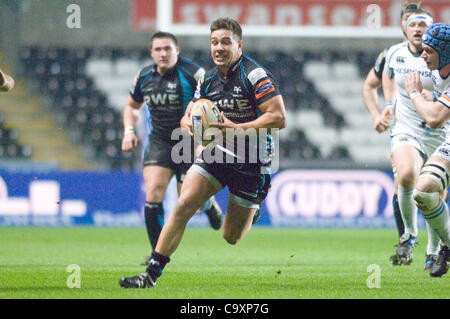 Ospreys v Glasgow Rabodirect PRO12 au Liberty Stadium de Swansea : Rhys Webb sur les frais pour les Ospreys. Banque D'Images