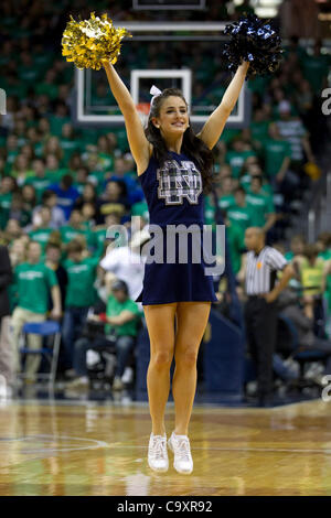 Le 2 mars 2012 - South Bend, Indiana, États-Unis - Notre Dame cheerleader Leader Courtney exécute pendant match de basket-ball NCAA entre Providence et Notre Dame. La Cathédrale Notre Dame Fighting Irish défait les Providence Friars 75-69 en match à Purcell Pavilion à Joyce Center à South Bend, Indiana. Banque D'Images