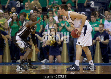 Le 2 mars 2012 - South Bend, Indiana, États-Unis - Notre Dame Garde côtière canadienne Alex Dragicevich (# 12) ressemble à l'entraînement comme Providence lane guard Gerard (# 1) défend dans la première moitié de l'action masculine de basket-ball de NCAA match entre Providence et Notre Dame. La Cathédrale Notre Dame Fighting Irish défait la Providence Fria Banque D'Images