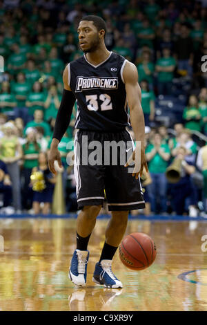 Le 2 mars 2012 - South Bend, Indiana, États-Unis - Garde côtière canadienne Providence Vincent Conseil (# 32) dribble la balle dans la première moitié de l'action masculine de basket-ball de NCAA match entre Providence et Notre Dame. La Cathédrale Notre Dame Fighting Irish défait les Providence Friars 75-69 en match à Purcell Pavilion à Joyce Cente Banque D'Images