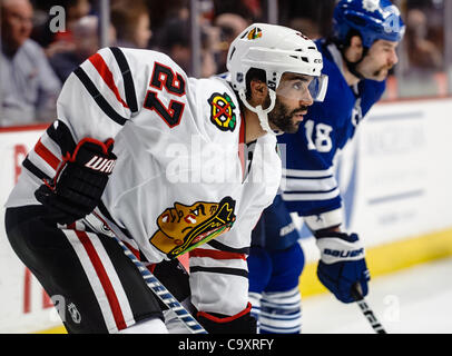 29 février 2012 - Chicago, Illinois, États-Unis - Chicago Le défenseur Johnny Oduya (27) au cours de la partie de la LNH entre les Blackhawks de Chicago et les Maple Leafs de Toronto à l'United Center de Chicago, IL. Les Blackhawks défait les Leafs 5-4. (Crédit Image : © John Rowland/Southcreek/ZUMAPRESS.com) Banque D'Images