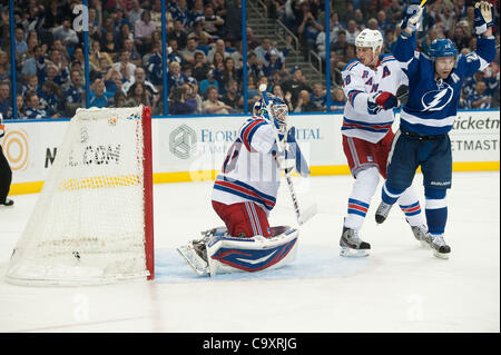 Le 2 mars 2012 - Tampa, Floride, États-Unis d'Amérique - 2 mars 2012 - Tampa, Floride, États-Unis d'Amérique. Le Lightning de Tampa Bay aile droite Martin Saint-louis (26)célèbre sa aider pour le score contre les Rangers de New York le gardien Henrik Lundqvist (30) au cours de la troisième période de jeu d'un LNH Banque D'Images