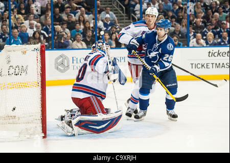 Le 2 mars 2012 - Tampa, Floride, États-Unis d'Amérique - 2 mars 2012 - Tampa, Floride, États-Unis d'Amérique. Le Lightning de Tampa Bay aile droite Martin Saint-louis (26) observe ses flux à un coéquipier est passé de gardien des Rangers de New York Henrik Lundqvist (30) pour le score de tirer de l'avant au cours de la t Banque D'Images